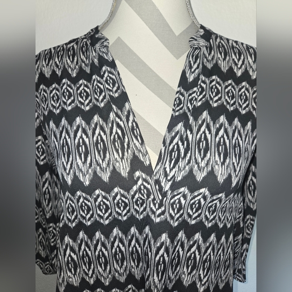 Lush Black and White Print Blouse Long Sleeve and V-neck Size Medium - Picture 4 of 8